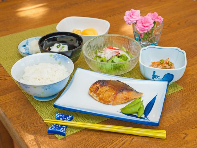 彩り豊かな和食膳の料理 料理 栄養バランスの取れた和食の一例です。季節の食材を使い、見た目も楽しめます。
