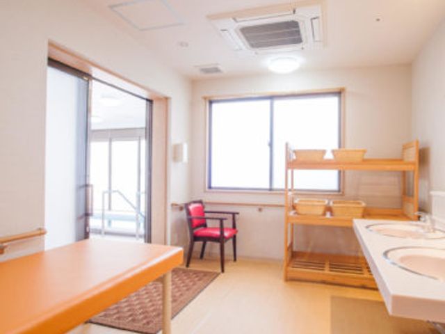 広々とした機能訓練室 機能訓練室   自然光が差し込む明るい空間で、リラックスしながらの機能訓練が可能です。
