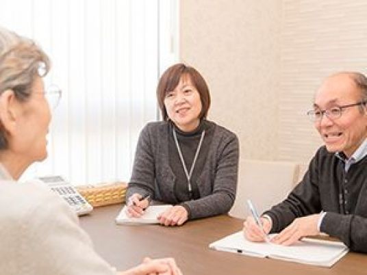 相談室内で話す人々
