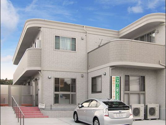 広々した建物外観