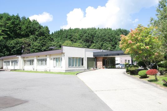 緑豊かな建物の外観