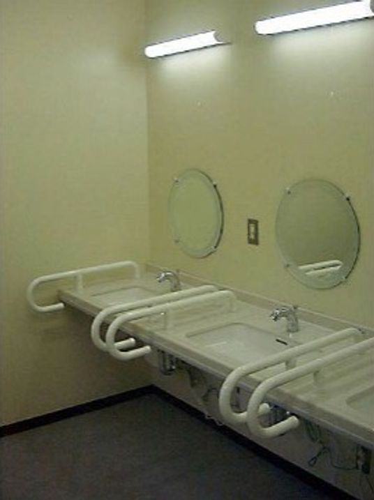 手すり付き洗面台