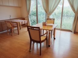 光が差し込むテーブルの部屋