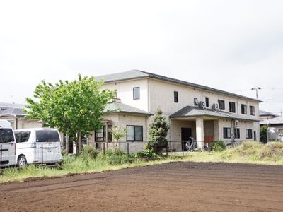 落ち着いた外観の建物