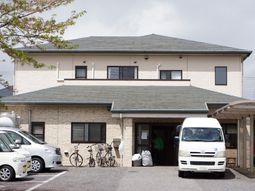 明るい外観の建物