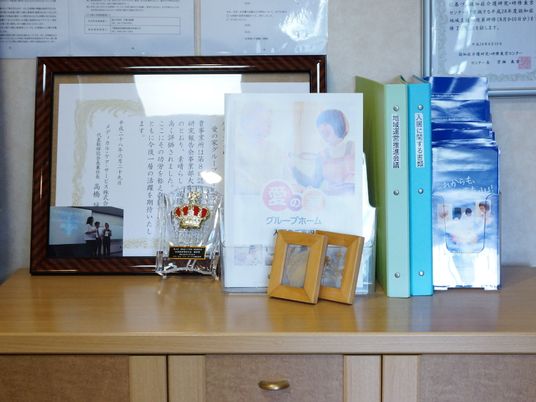 賞状とトロフィーが置かれた棚