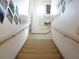 明るい階段と壁の飾り
