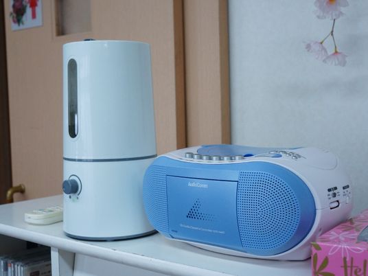 加湿器とラジオのある棚