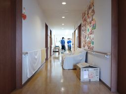 明るい廊下の風景