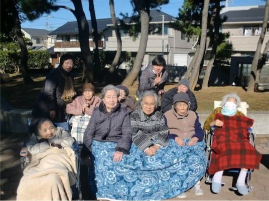 笑顔の集合の場面