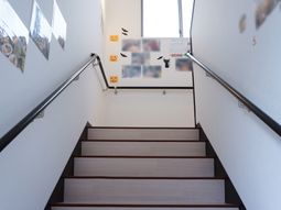 明るく清潔な階段