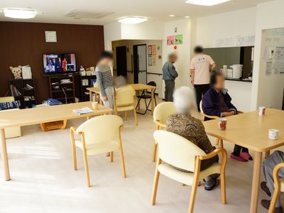 共用スペースで過ごす人々