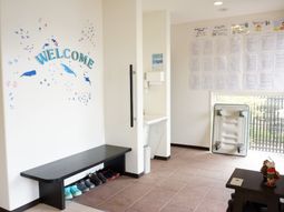 エントランスの壁とベンチ