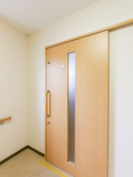 木製の扉と視界窓