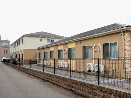 庭に面した一階建て建物