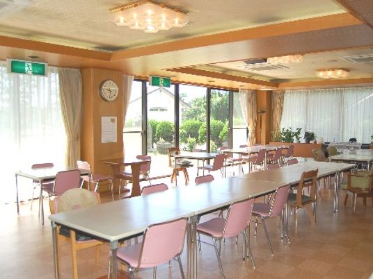 広々とした明るい食堂