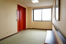 赤い扉の部屋の一角