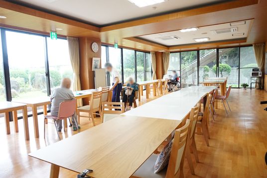 明るい食堂の風景
