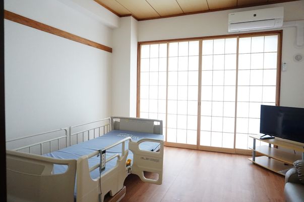 面積の広い、介護ベッドが設置されている居室