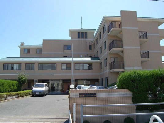 落ち着いた外観の建物  