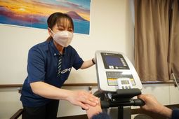 リハビリ中のスタッフと利用者