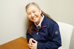 笑顔の女性とテーブル