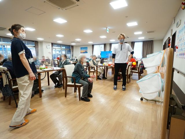 レクリエーション時の居室 共有スペース 活気ある居室で職員がレクリエーションを指導しており、利用者様は様々な活動を楽しんでいます。お仕事を通して多くの笑顔に出会える場所です。