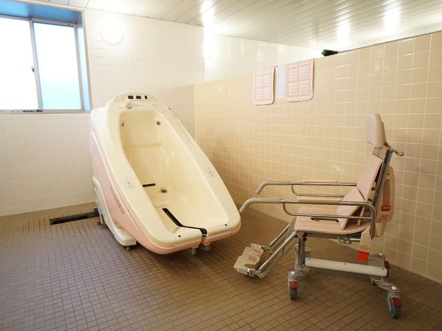 バリアフリー浴室設備 浴室 ゆったりとした空間のきれいな浴室です。手動式リフト椅子があるため、介護が必要な方も安心してご利用いただけます。