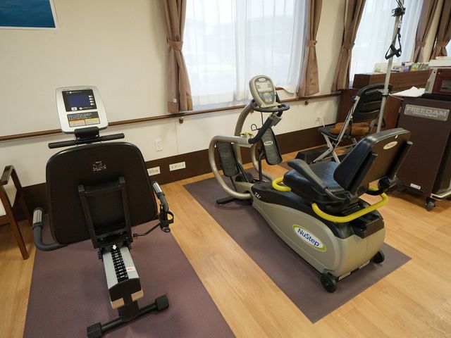 訓練機器のある部屋 共有スペース 快適な環境で心身の機能向上を目指せる、充実した設備を備えた訓練スペースです。様々な機器を使い、運動の習慣を支援します。