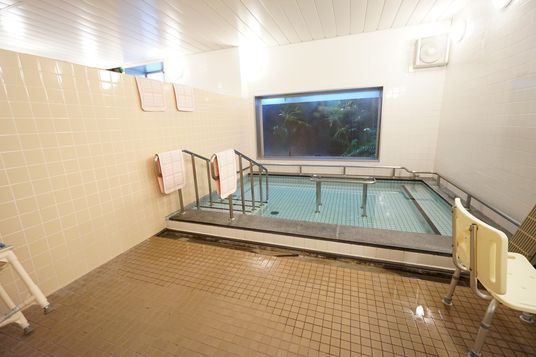 手すり付き浴室施設