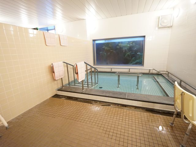 手すり付き浴室施設 浴室 安全に配慮した設計の浴室です。手すりやシャワーチェアも完備しており、利用者の快適なバスタイムをサポートします。