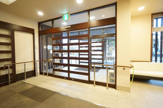 出入りしやすい施設入口