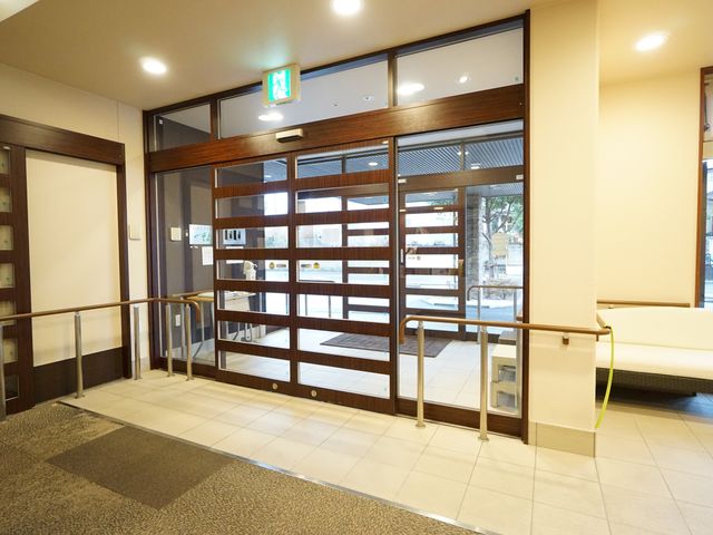 出入りしやすい施設入口 玄関 広々とした入口は明るく、車椅子でも安心して通れる設計になっており、来訪者を温かく迎えます。