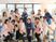 笑顔のスタッフが並ぶ機能訓練室