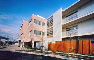 三階建ての建物外観
