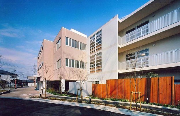 三階建ての建物外観