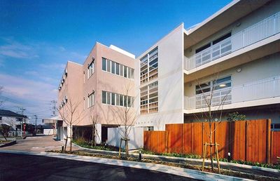 三階建ての建物外観