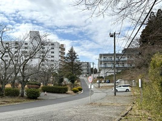 施設前の道路と建物外観  