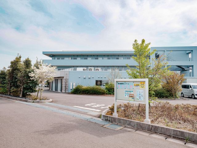 広い駐車スペース 外観 外観 広々とした駐車スペースがあり、車での訪問がしやすい建物です。快適なアクセスが可能です。