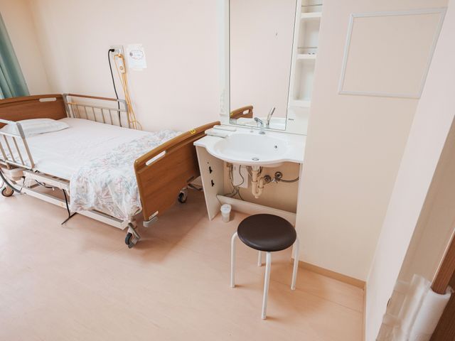 車椅子対応の居室 居室 柔らかな色調で整えられた居室は、安心して過ごせる空間になっています。