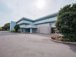 広々とした建物外観