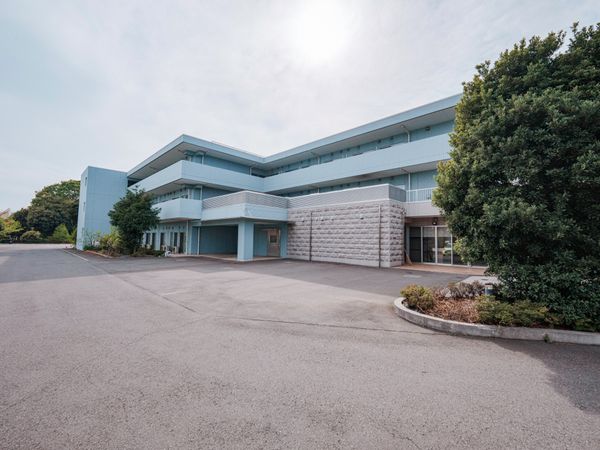 広々とした建物外観