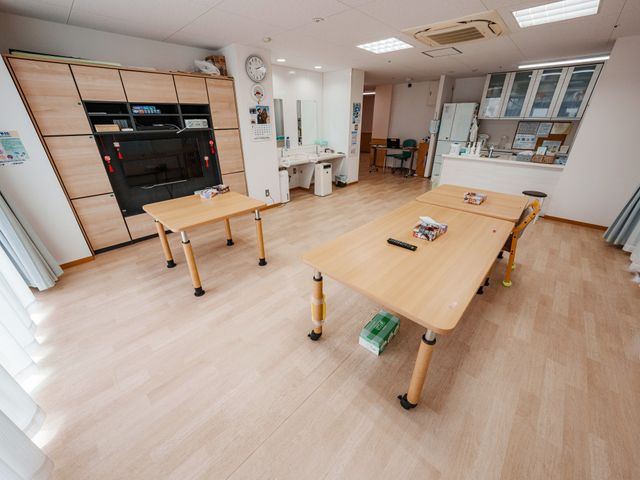 明るい多目的室 多目的室 自然光がたっぷり入る多目的室です。広々とした空間で、作業や活動がしやすい環境になっています。