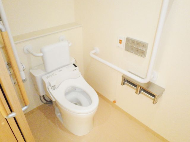 清潔なトイレ トイレ 手すり付きで、安心して利用できるトイレです。配慮された設備が整っています。
