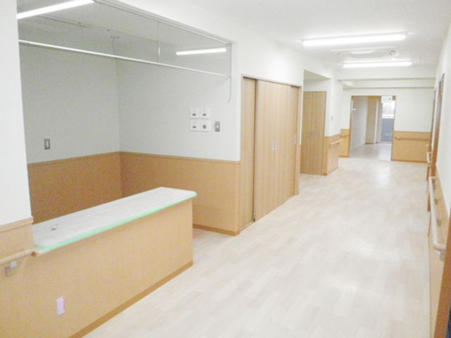 明るい廊下 廊下 広々とした廊下には手すりが完備されており、安心して移動ができるようになっています。