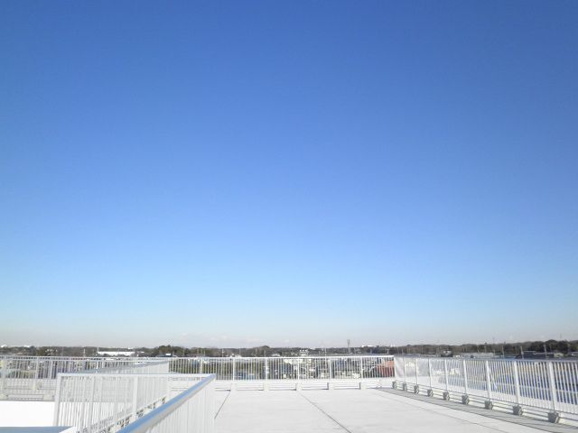眺望の良い屋上 テラス 広々とした開放的な空間からの景色を楽しむことができます。リフレッシュに最適です。