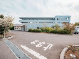 落ち着いた建物の外観