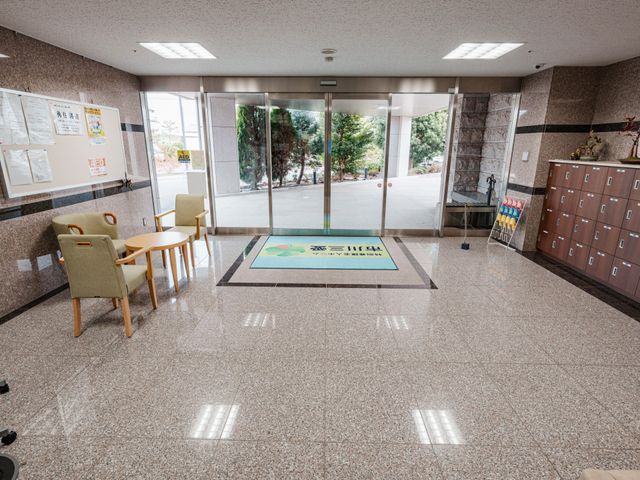 広々としたエントランス エントランス 自然光がたっぷり入る広々としたエントランスです。落ち着いた空間で、快適にお迎えします。