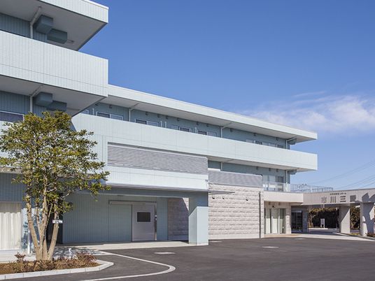 広々とした建物外観