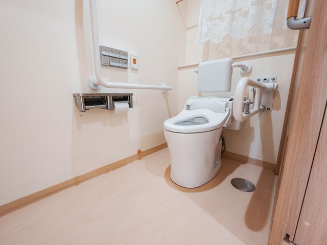 手すり付きのトイレ トイレ 安全に配慮した手すり付きのトイレです。使用しやすい設備が整っています。